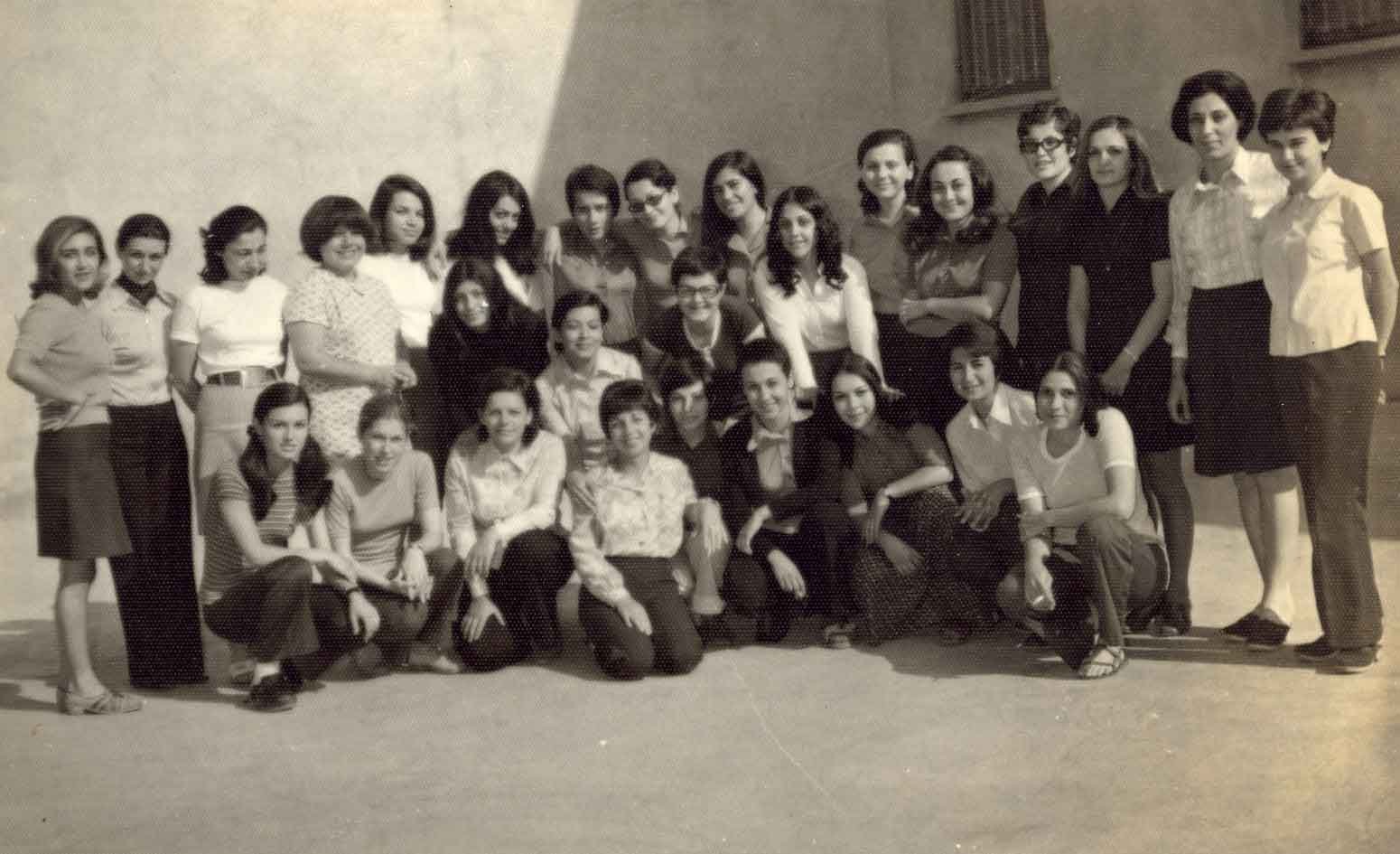 Arka sıra (soldan sağa) Nazan Alp, Akgül Yulkaslan, Güher Karaçavuş, İnci Atabek, Füsun Özbilgen, Filiz Yılmaz-Eren, Leyla Dedeal, Gönül Elif Tolun, Ferdane Yurtseven, Safiye Özkan, Rüçhan Manas, Hale Özgür Kıyıcı, Ülker Akgöl, Fatma Yeşil. Orta sıra (soldan sağa): Nazife Kaya, Ayşe Naykara, İlkay Demir, Kadriye Deniz Özen. Ön sıra (soldan sağa): Hatice Alankuş, İnci Tanrıöver, Ayşe Bilge Dicleli, Türkan Şahin, Selma Reisoğlu, Lale Arıkdal, Ayşe Emel Mesci, Muzaffer İlgen, Taciser Belge.