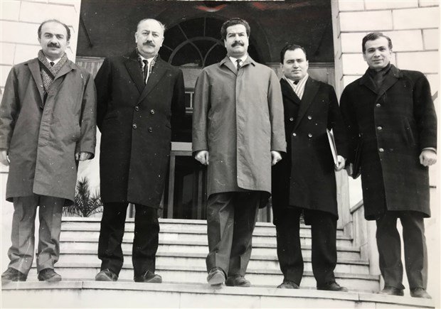 DİSK kurucuları, DİSK’in resmi kuruluş başvurusunu yaptıkları İstanbul Valiliği önünde, 13 Şubat 1967. Soldan sağa: Kemal Nebioğlu, Mehmet Alpdündar, Rıza Kuas, Kemal Türkler ve İbrahim Güzelce. (USTE Arşivi Kemal Sülker Koleksiyonu)