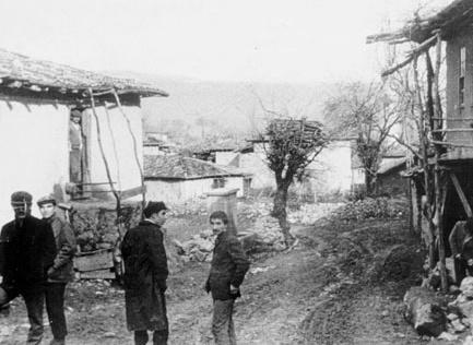 Komer olayından sonraki kaçaklık günlerinde Amasya’nın Taşova İlçesi’nin bir köyünde. Sol önde Halil Çelimli, hemen arkasında Taylan Özgür; ortada İbrahim Seven, sağında Yusuf Aslan.